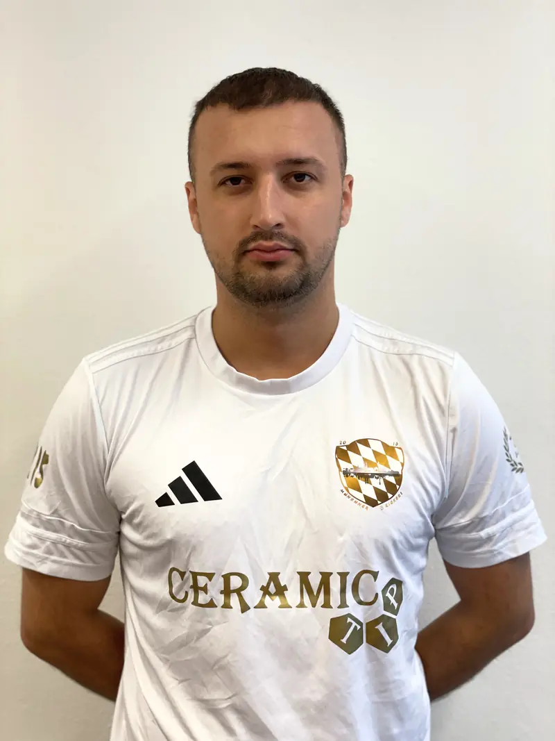 Nijaz, Rückennummer 7, Sturm
